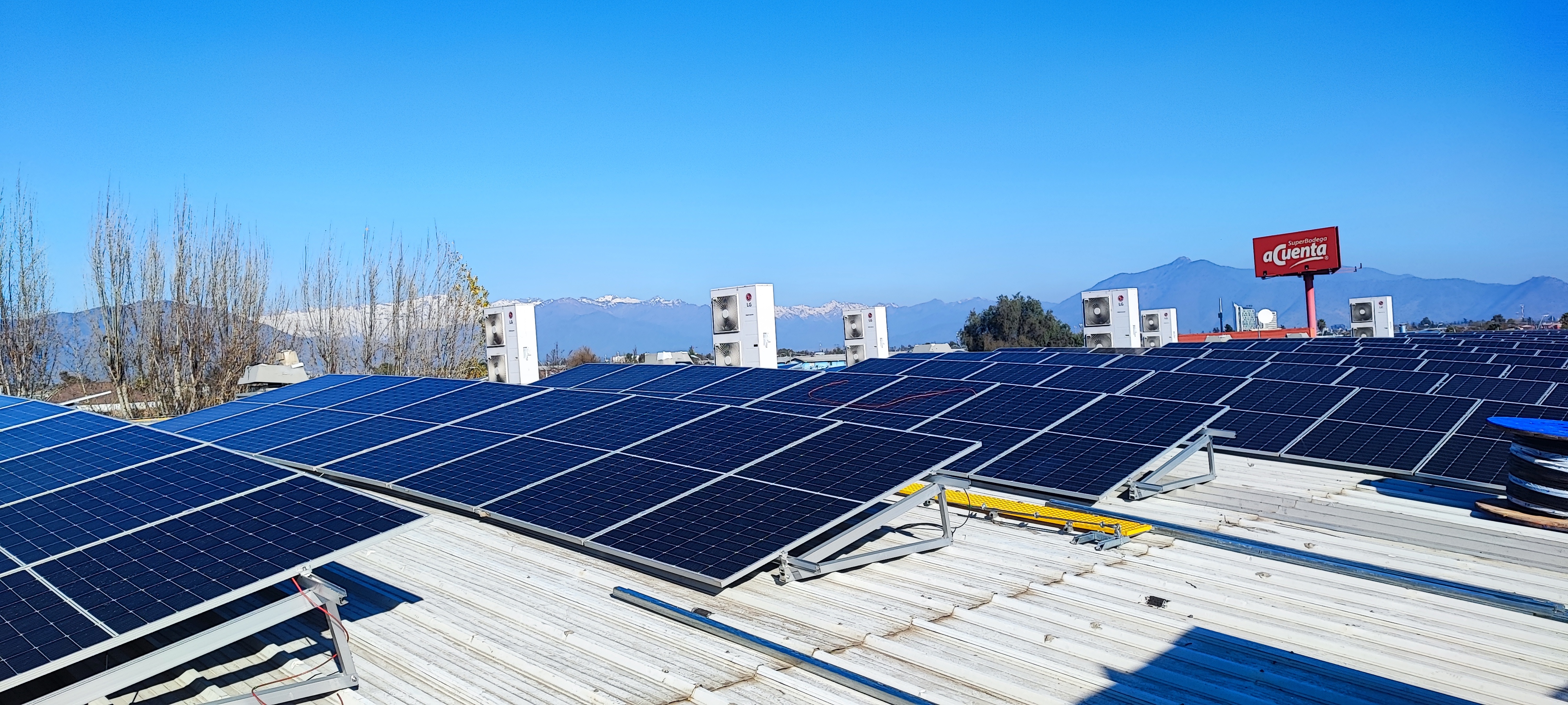 Sistema fotovoltaico en techo de edificio comercial