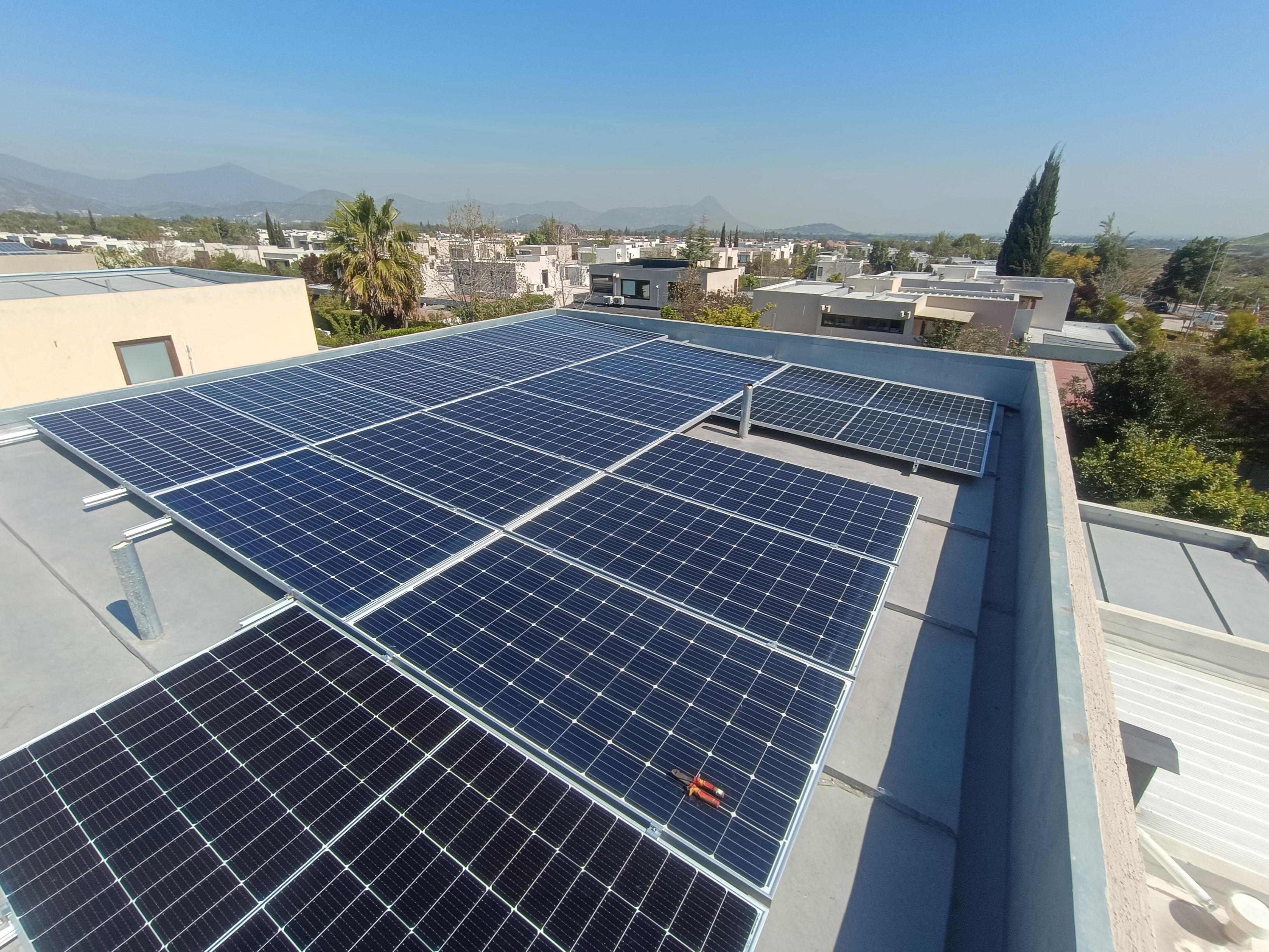 Instalación de paneles solares en techo residencial