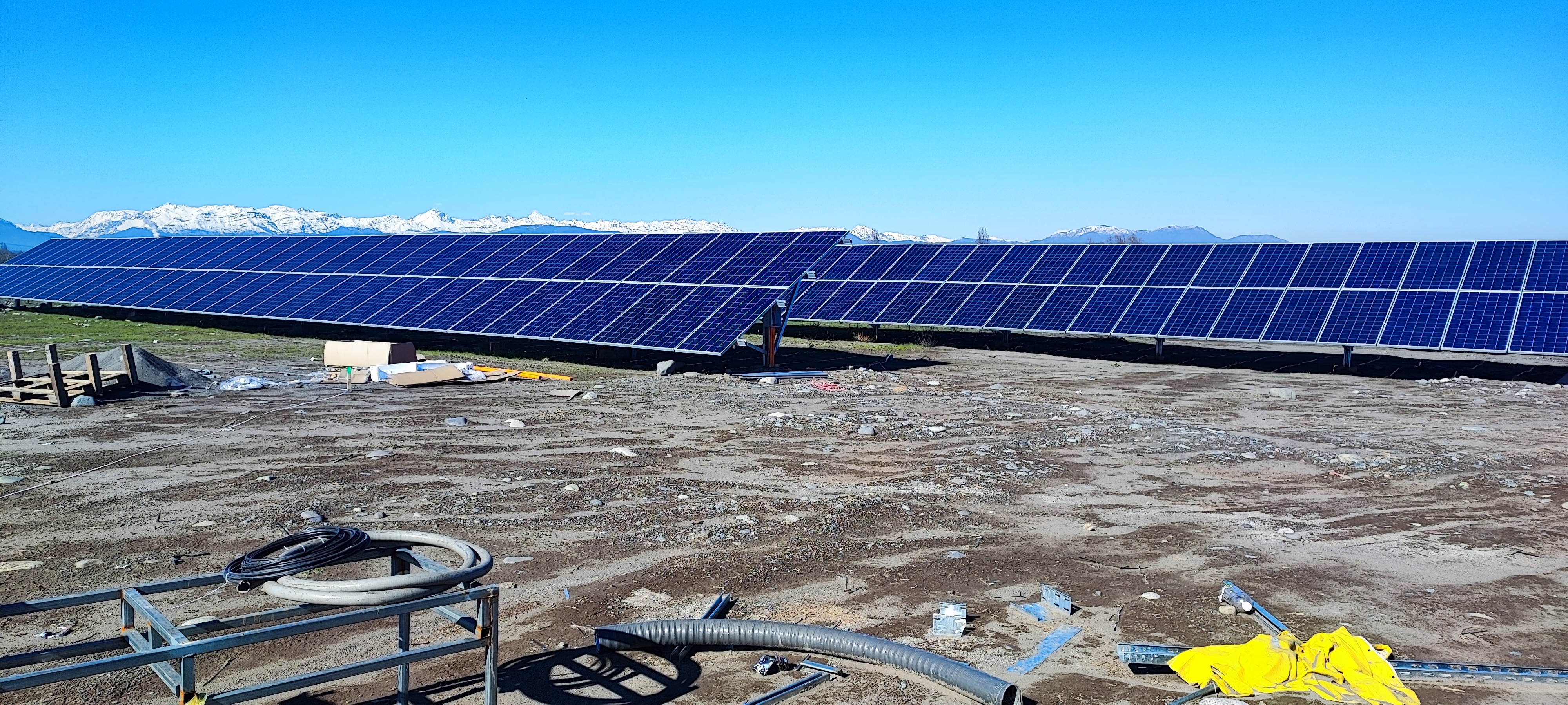 Instalación solar industrial a gran escala con montañas al fondo